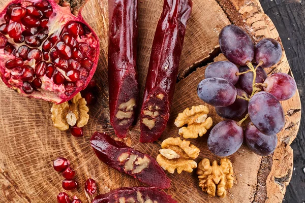 Trancher Église Grenade Les Raisins Les Noix Sur Fond Bois — Photo