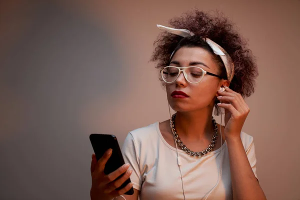 Menina Moda Com Cachos Afro Usa Smartphone Fones Ouvido Fundo — Fotografia de Stock