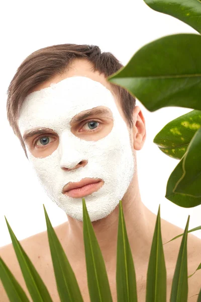 Portret Młodego Przystojniaka Białej Masce Kosmetycznej Twarzy Tle Zielonych Roślin — Zdjęcie stockowe