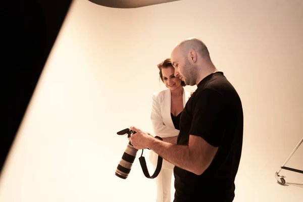 Fotografía Moda Estudio Fotográfico Fotógrafo Masculino Profesional Tomando Fotos Hermosa — Foto de Stock