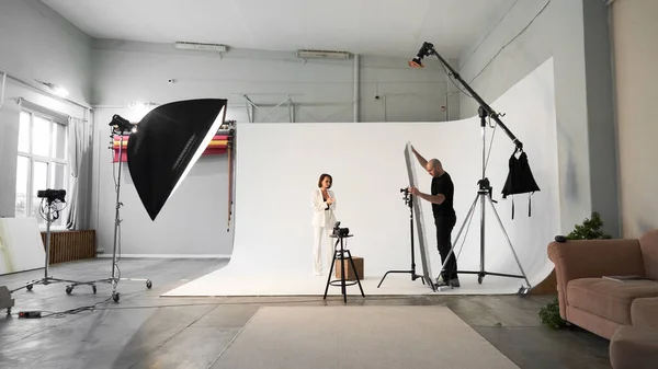 写真スタジオでのファッション写真 プロの男性写真家は カメラ 舞台裏で美しい女性モデルの写真を撮る — ストック写真