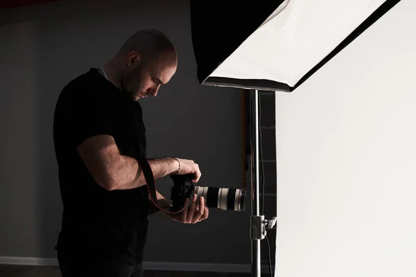 Fotografía Moda Estudio Fotográfico Fotógrafo Masculino Profesional Tomando Fotos Hermosa — Foto de Stock