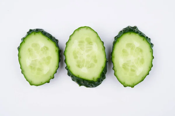 Conjunto Pepinos Frescos Enteros Rodajas Sobre Fondo Blanco Jardín Pepino — Foto de Stock