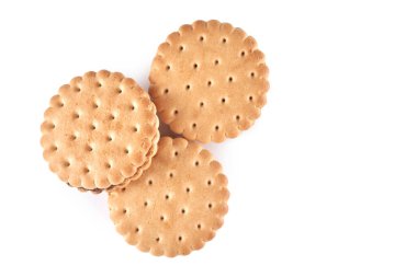 Beyaz arkaplanda doldurulmuş yuvarlak krakerler, kırpma yolu