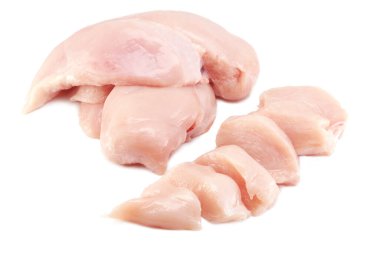 Taze çiğ tavuk göğsü filetosu ve dilimlenmiş izole edilmiş beyaz arka planda yakın plan, kırpma yolu