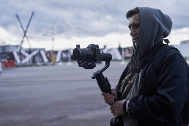 Video kamera operatörü profesyonel ekipmanlarla çalışıyor.