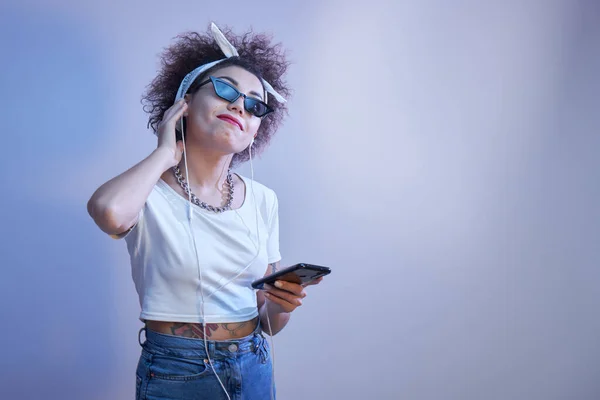 Menina Sorridente Feliz Moda Com Cachos Afro Escuta Gosta Música — Fotografia de Stock