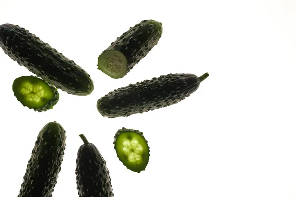 Frische Ganze Und Scheiben Geschnittene Gurken Auf Weißem Hintergrund Garten — Stockfoto