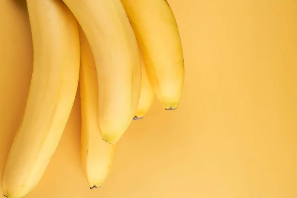 Bando Bananas Inteiras Isoladas Fundo Amarelo Com Espaço Cópia — Fotografia de Stock