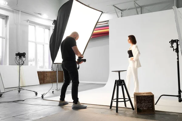 Modefotografie Einem Fotostudio Professionelle Männliche Fotograf Aufnahmen Von Schönen Frau — Stockfoto