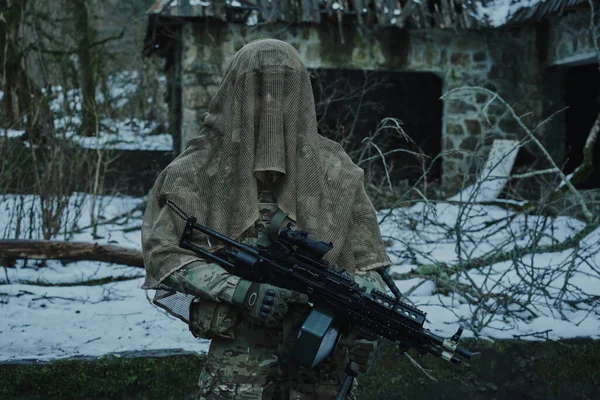 森の中で機関銃を持つプロの機器でのエアソフトプレーヤーの肖像画 戦争中の武器を持つ兵士 — ストック写真