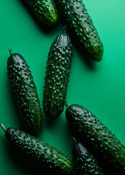 Frische Ganze Gurken Auf Grünem Hintergrund Lebensmittelmuster Garten Gurke Tapete — Stockfoto