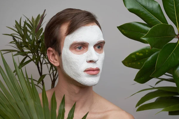 Porträt Eines Jungen Gut Aussehenden Mannes Mit Weißer Kosmetikmaske Gesicht — Stockfoto