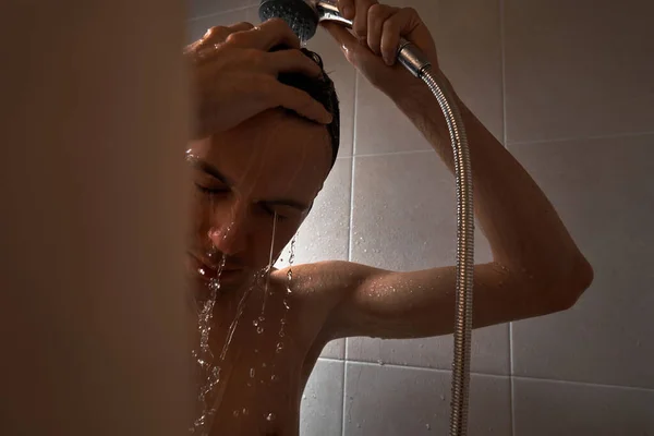 Retrato Homem Bonito Jovem Lava Com Gel Chuveiro Torce Cabeça — Fotografia de Stock