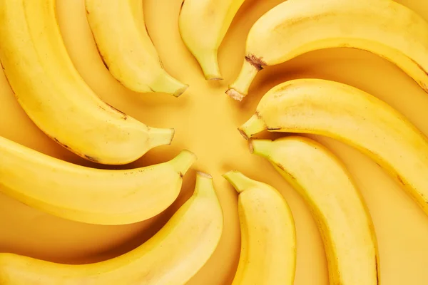 Plátanos Enteros Con Patrón Cáscara Sobre Fondo Amarillo Fondo Pantalla — Foto de Stock