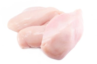 Beyaz arka planda izole edilmiş taze çiğ tavuk göğsü filetosu, kırpma yolu.