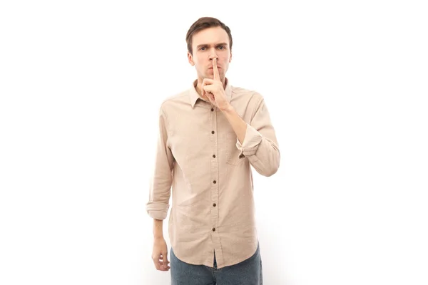 Portret Van Brunette Man Casual Tonen Vinger Shhh Geïsoleerd Witte — Stockfoto