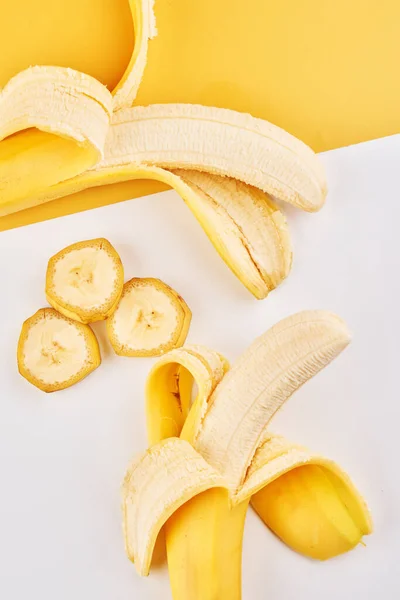 Banane Fond Créatif Fond Jaune Blanc Avec Des Bananes Entières — Photo