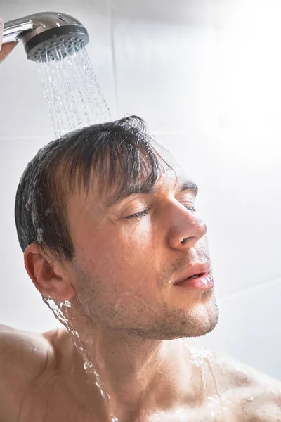 Retrato Homem Bonito Jovem Lava Com Gel Chuveiro Torce Cabeça — Fotografia de Stock