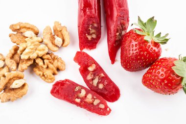 Çilek suyu ve fındıklardan yapılmış bir kilise, Gürcistan geleneksel tatlıları beyaz arka planda izole edilmiş ve fotokopi alanı olan