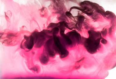 Soyut pembe duman bulutu, su arka planında boya. Sıvı sanat duvar kağıdı, parlak sıvı renkler. Afrodizyak parfüm kavramı