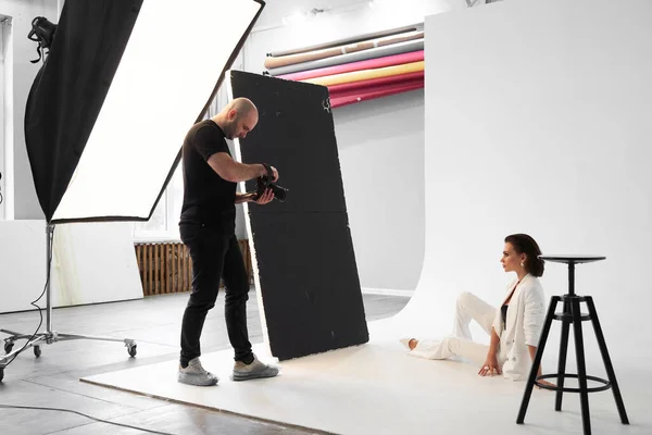 Modefotografie Einem Fotostudio Professionelle Männliche Fotograf Aufnahmen Von Schönen Frau — Stockfoto