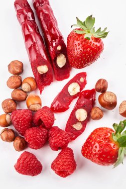 Çilek suyu ve fındıklardan yapılmış bir kilise, Gürcistan geleneksel tatlıları beyaz arka planda izole edilmiş ve fotokopi alanı olan