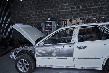 Otomotiv servisindeki bozuk bir arabanın tamiri