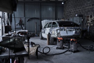 Otomotiv servisindeki bozuk bir arabanın tamiri