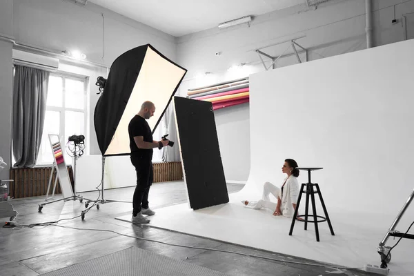 Modefotografie Einem Fotostudio Professionelle Männliche Fotograf Aufnahmen Von Schönen Frau — Stockfoto