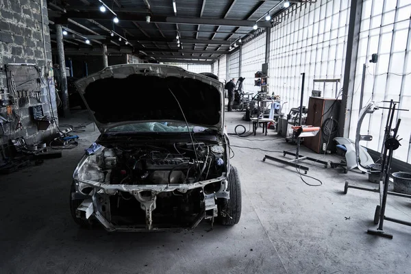 Riparazione Una Vecchia Auto Rotta Servizio Auto — Foto Stock