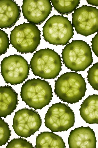 Zielone Plastry Ogórka Wzór Izolowane Białym Tle Kreatywne Ogórki Tapety — Zdjęcie stockowe