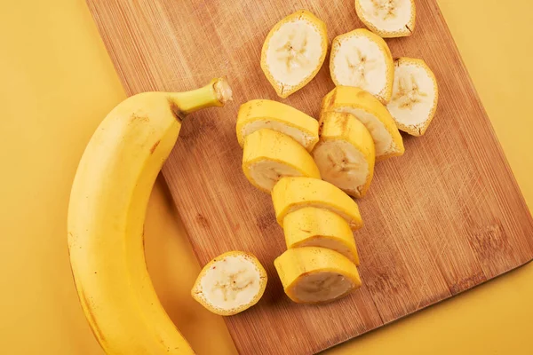 Bananes Tranchées Sur Une Planche Bois Sur Fond Jaune Ingrédient — Photo