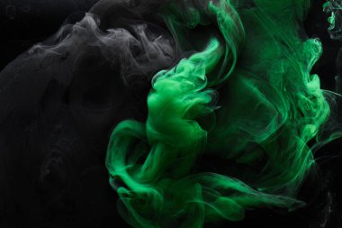 Suyun altında yeşil ve siyah dumandan oluşan soyut dans, suda boya, hareketli renkli bulut. Sıvı sanat duvar kağıdı, sıvı canlı renkler.