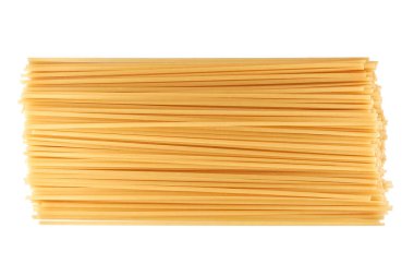 Makarna, makarna, beyaz arka planda izole edilmiş spagetti yakın plan, düz yatak, kırpma yolu