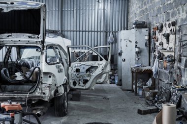 Otomotiv servisindeki bozuk bir arabanın tamiri