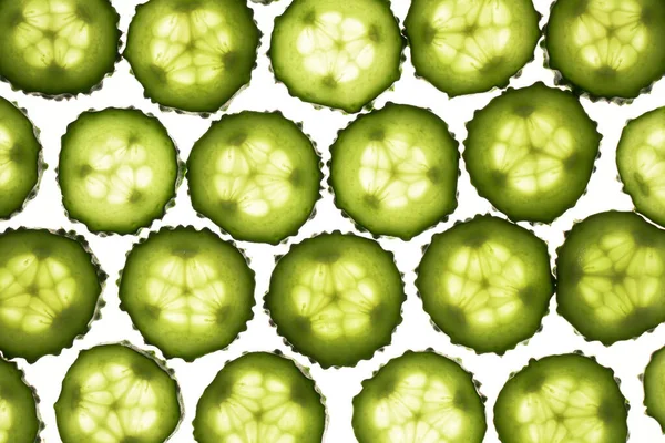 Zielone Plastry Ogórka Wzór Izolowane Białym Tle Kreatywne Ogórki Tapety — Zdjęcie stockowe