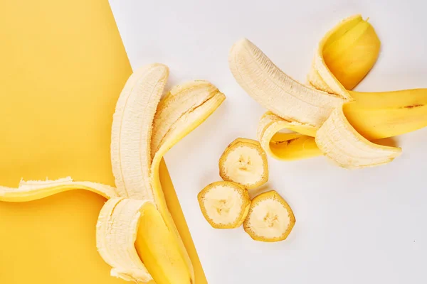 Banane Fond Créatif Fond Jaune Blanc Avec Des Bananes Entières — Photo