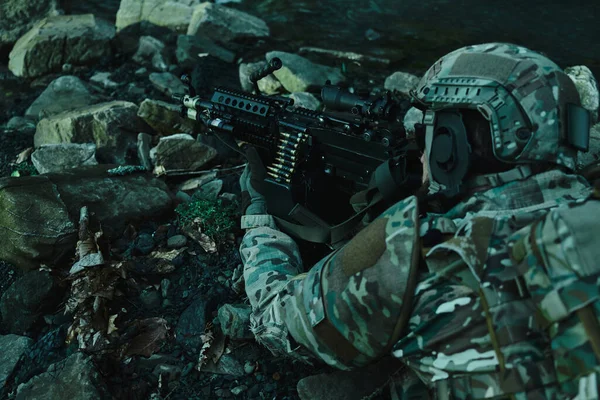 头盔内专业装备中的气垫玩家形象 以森林中持枪受害者为目标 持有战争武器的士兵 — 图库照片