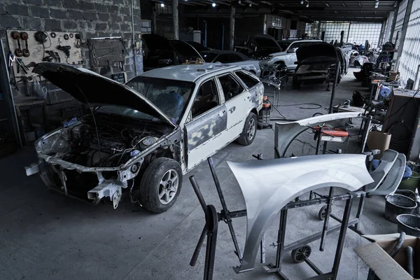 Riparazione Una Vecchia Auto Rotta Servizio Auto — Foto Stock