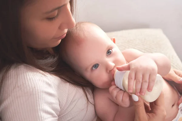 Mamma Nutre Suo Bambino Felice Figlio Latte Polvere Biberon — Foto Stock