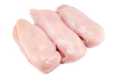 Beyaz arka planda izole edilmiş taze çiğ tavuk göğsü filetosu, kırpma yolu.