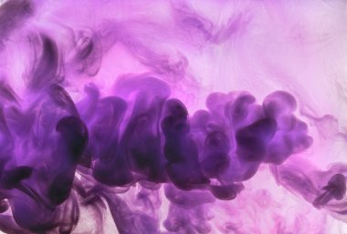 Soyut pembe duman bulutu, su arka planında boya. Sıvı sanat duvar kağıdı, parlak sıvı renkler. Afrodizyak parfüm kavramı