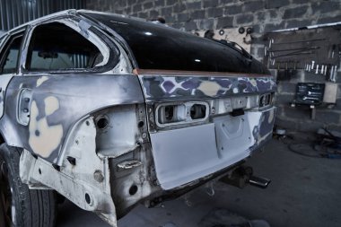 Otomotiv servisindeki bozuk bir arabanın tamiri