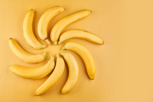 Bananas Inteiras Com Padrão Casca Fundo Amarelo Papel Parede Frutas — Fotografia de Stock