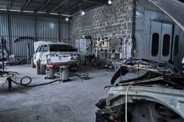 Otomotiv servisindeki bozuk bir arabanın tamiri