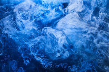 Soyut mavi okyanus arkaplanı. Sualtı dumanı, canlı deniz renkleri duvar kağıtları, suda boya dalgaları.