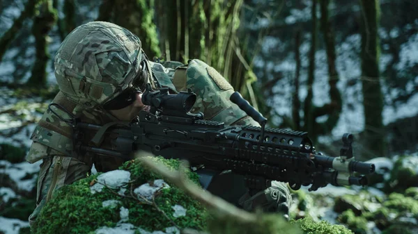 Retrato Jugador Airsoft Equipo Profesional Casco Apuntando Víctima Con Arma — Foto de Stock