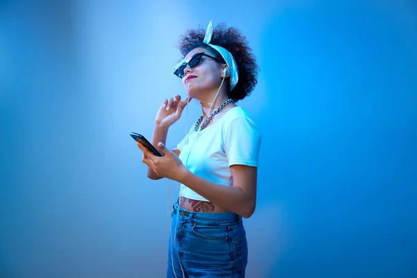 Menina Moda Com Cachos Afro Escuta Gosta Música Com Fones — Fotografia de Stock