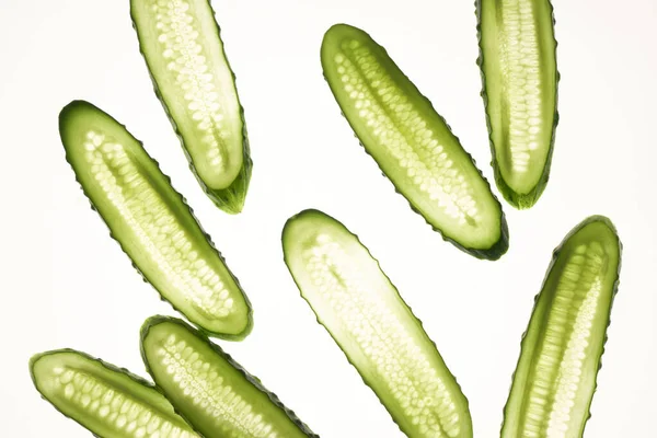 Gurkengrüne Scheiben Muster Isoliert Auf Weißem Hintergrund Kreative Gurkentapeten Design — Stockfoto